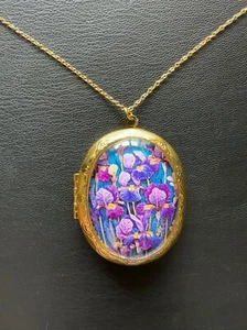Collar medallón colgante vintage con patrón de iris púrpura tono dorado ovalado foto - Imagen 1 de 8