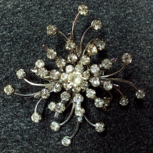 Vtg ESTATE JEWELRY Silvertone Clear Glass 44 Rhinestones FLOWER Brooch Pin - Picture 1 of 7