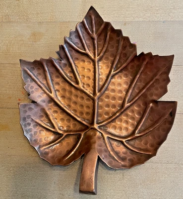 Prato decorativo folha de bordo cobre martelado outono White Barn Candle Co. - Imagem 1 de 4
