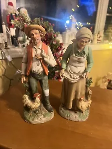 Figuras de colección de granjeros de 10" HOMCO anciano y anciana huevo recoger pollos - Imagen 1 de 1