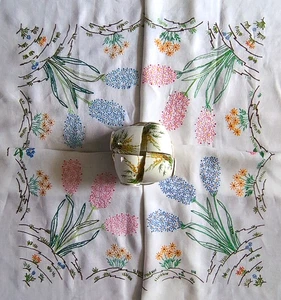 Hochwertige Vintage Leinen Tischdecke schöne handbestickte Hyazinthen 49"x49" - Bild 1 von 7