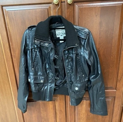 Chaqueta de cuero sintético Wet Seal negra para moto, mediana  Foto 1 de 4