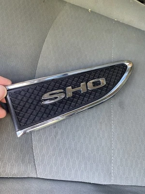 OEM 2013-2019 Ford Taurus SHO front Passenger fender Vent Molding Emblem - Image 1 of 4