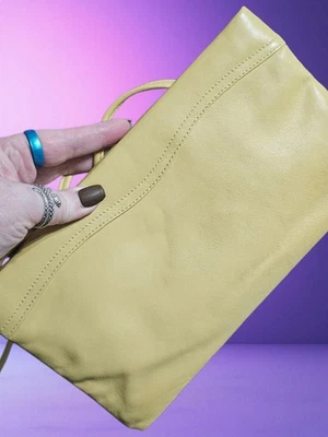 Cartera de mano de colección Clemente de cuero amarillo claro pequeña con correa para el hombro Foto 1 de 4