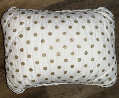 "Almohada de lunares dorada Emily Meritt para niños de granero de cerámica SHAM + ALMOHADA 12x16""" Foto 1 de 4