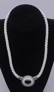 L - COLLAR CORDÓN BLANCO JUDITH RIPKA con COLGANTE PLATA ESTERLINA Y ÓNIX, MAGNÉTICO - Imagen 1 de 4
