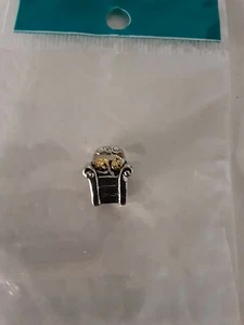 Goldene Katze auf einem Stuhl - Hergestellt von Pugster - Armband Charms - Brandneu - Bild 1 von 2