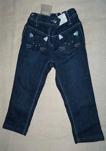 Pantalones de mezclilla BNWT NEXT para niñas cintura ajustable botón diamante, detalle gato 2 años - Imagen 1 de 1