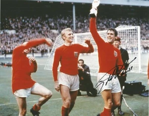 ENGLAND: SIR GEOFF HURST SIGNED 10x8 WORLD CUP 1966 TROPHY CELEBRATION PHOTO+COA - Picture 1 of 1
