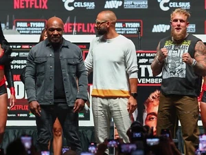 Mike Tyson vs Jake Paul Fight - 8x10 Hochglanz gedrucktes Foto - Bild 1 von 1