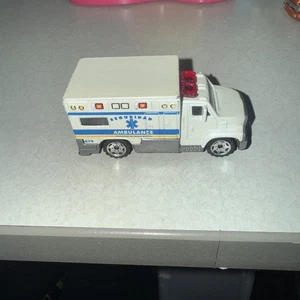 Matchbox MB679 2005 Ambulance Seguridad  - Bild 1 von 7