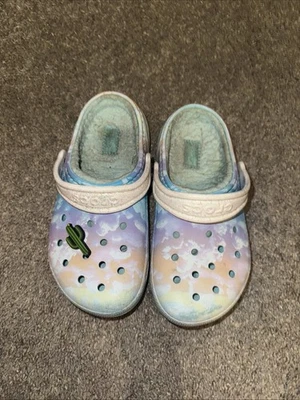 Zueco Crocs Niños Clásico Fuera de Este Mundo Talla J1 Azul Púrpura Nubes Forrado de Piel Foto 1 de 4