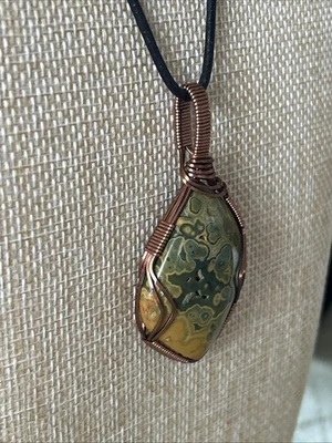 Collar colgante de piedra de jaspe hecho a mano alambre de cobre envuelto cordón de cuero artesanal Foto 1 de 4