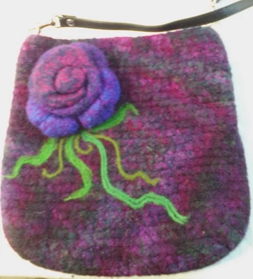 Cartera de fieltro de lana hecha a mano con correa bandolera ajustable Foto 1 de 4