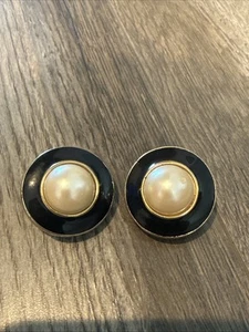 Orecchini Vintage Firmati Givenchy Tono Oro Finta Perla Smalto Nero Clip On - Foto 1 di 10