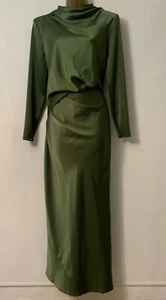 Maxi Vestido Asos Design Caqui Satinado Metido Fruncido Mangas Largas Cuello Alto Modesto - Imagen 1 de 6