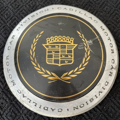 BROKE Cadillac Fleet Deville 25550017  OEM Wheel Center Rim Cap Hub Cover Lug D Foto 1 de 4