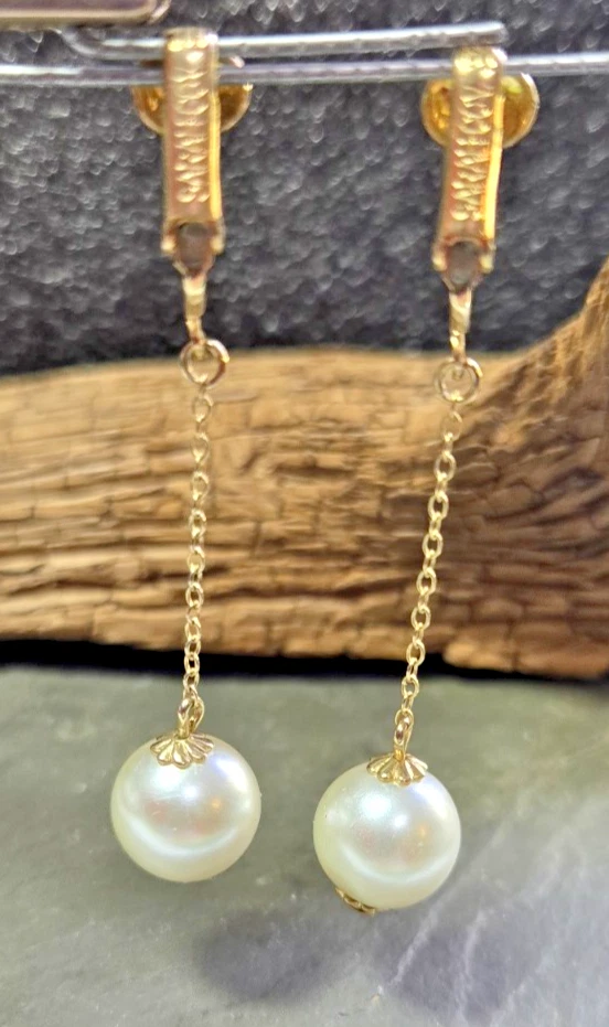 Vintage  Gold Tone Stamped Sarah Cov Dangle Faux Pearl Clip on Earrings Costume - Imagem 1 de 4