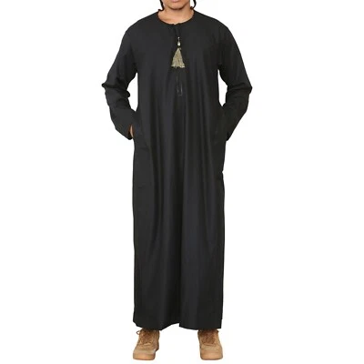 Hombre Negro Thobe Jubba Saudi Islámico Árabe Eid Emirati Caftán Borla Robe - Imagen 1 de 4