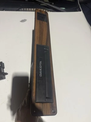 Portavasos Dodge Dakota 87-96 bisel de borde de tablero OEM grano de madera original Foto 1 de 3