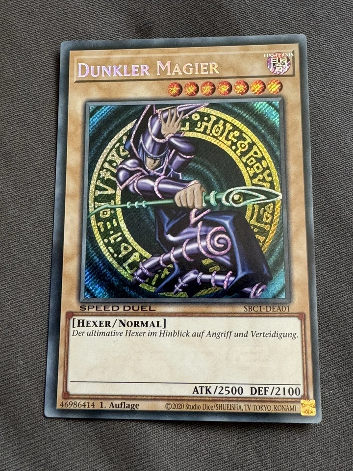 Yu-Gi-Oh! - Dunkler Magier - 1. Auflage - SBC1-DEA01 - Secret Rare - NM - Bild 1 von 1