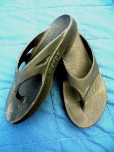 Oofos Men’s Original Black Thong Sandals Flip Flops Mens 11 Womens 13 EU 44 - Picture 1 of 6