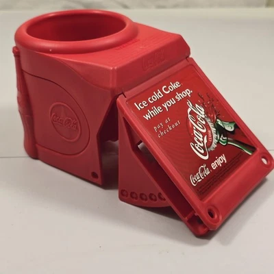 Винтажный новый из старых запасов 1999 Coca Cola бутылка держатель красный пластиковый логотип регулируемый - Изображение 1 из 4