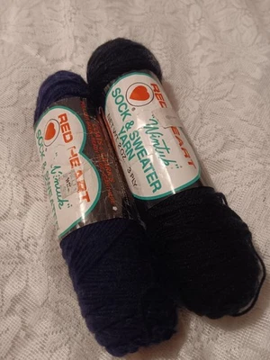 Lote de calcetines y suéter Wintuk vintage Red Heart 2 oz 3 capas nuevo negro antiguo, azul marino  Foto 1 de 4