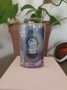 NEU IN VERSIEGELTER PACKUNG Disney Pixar Inside Out Sadness Tomy 4+ Actionfigur - Bild 1 von 5