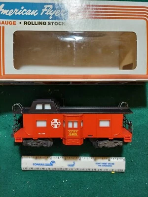 AMERICAN FLYER #4-9405 SANTA FE LIGHTED BAY WINDOW CABOOSE - Image 1 of 4