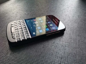 BlackBerry Q10 Unlocked 4G 8MP 16GB Blurtooth 3.1" Keyboard Cellphone - Boxed - Picture 1 of 20