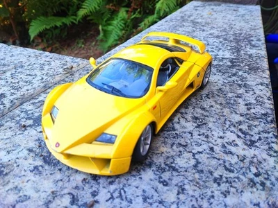 BBURAGO PRIMA GIUGIARO DESIGN 1:18, GIALLO ITALIA  Splendido modellino - Immagine 1 di 4