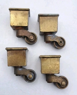 Lote de 4 ruedas de muebles antiguos vintage de herrajes de latón Foto 1 de 4