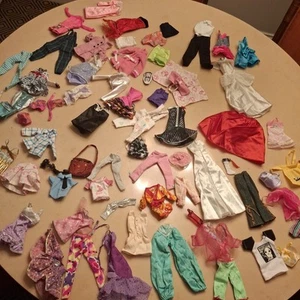 Outfits Konvolut 60 Teile Mode Puppenkleidung, passt Barbie & Friends - Bild 1 von 11