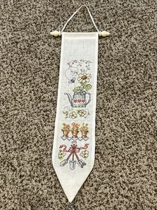 Vintage fertiger Kreuzstich Glockenzug Gartenmotiv Gießkanne Blumen Biene - Bild 1 von 5