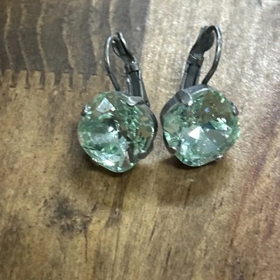 Pendientes de clip Sabika tono plata medianos piedras verdes menta Foto 1 de 3