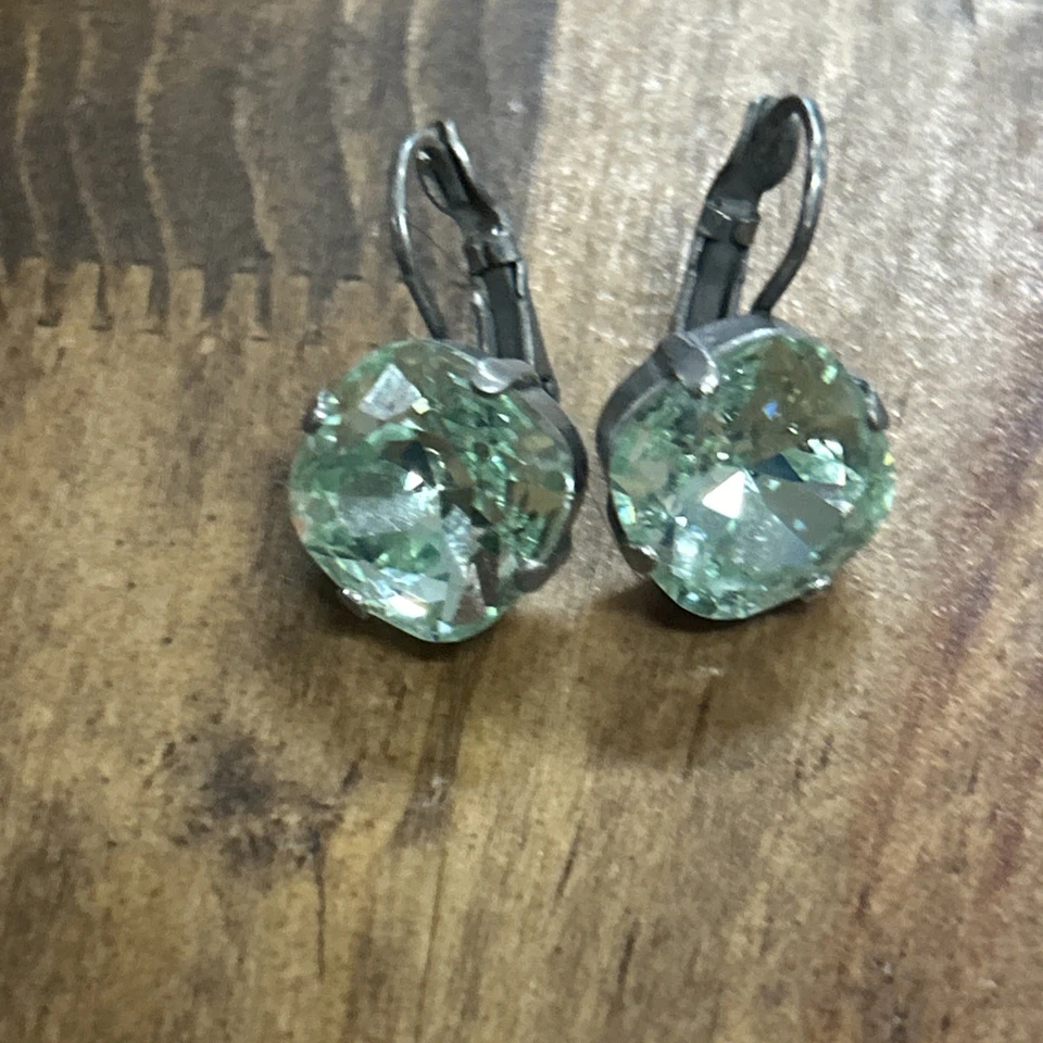 Pendientes de clip Sabika tono plata medianos piedras verdes menta Foto 1 de 3