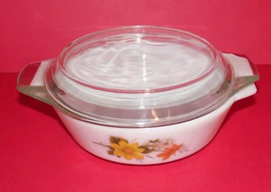 JAJ Pyrex * Vintage Lidded Casserole Dish * Autumn Glory Design * 7.5" (19.5cm) - Picture 1 of 4