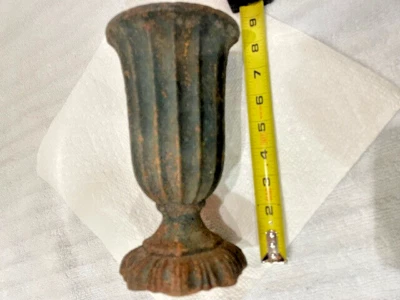 Jarrón antiguo de hierro fundido, estriado Foto 1 de 4