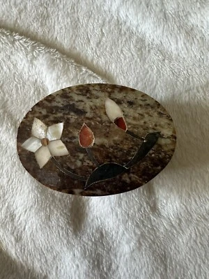 Caja ovalada vintage hecha a mano con incrustaciones de nácar ajustada de piedra de mármol Foto 1 de 4