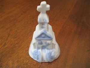 CAMPANARIO DE IGLESIA DE PORCELANA DE 4"" DE ALTO DE COLECCIÓN 2 1/8"" X 2 3/8"" BASE DE ASIENTO/DESCANSO - Imagen 1 de 11