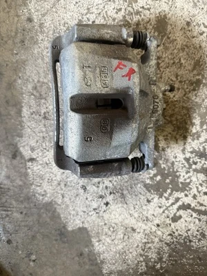 Pinza de freno de disco delantera derecha Mazda CX-5 2013-2025 FABRICANTE DE EQUIPOS ORIGINALES 8 K millas Foto 1 de 3
