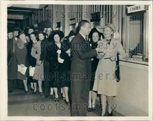 1942 Metropolitan Opera Soprano Singer Helen Jepson Buys Tax Stamp  Press Photo - Picture 1 of 2