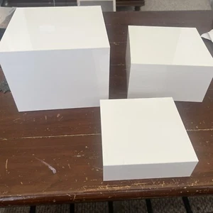 Soportes elevadores de exhibición de cubo de acrílico blanco Red Co. con fondo hueco  - Imagen 1 de 6