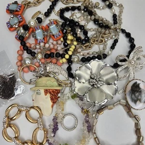 Bulk Schmuck Lot Nachlass Vintage bis Modern Mix 12 Unzen TRAGBAR Wiederverkauf Geschenk Kostüm - Bild 1 von 11