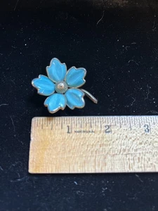 Broche flor moldeada turquesa firmado trifari corona vintage - Imagen 1 de 11
