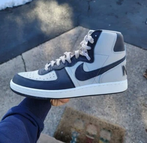 Nike Terminator marinegraue WEISS HERRENSCHUHE GRÖSSE 9,5 JORDAN DUNK FB1832 001 - Bild 1 von 5