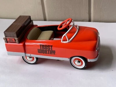 Trusworthy 1948 Die Cast BMC Pedal Car Stake Truck Bank Foto 1 de 4