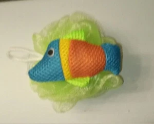 Kleiner grüner Körperschrubber Puff Bad Luffa Netz mit weichen bunten Fischen/Pool Spielzeug - Bild 1 von 5