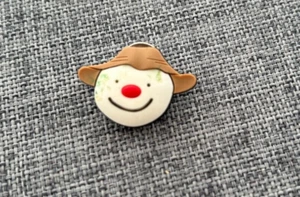 SNOWMAN SMILE FACE CHRISTMAS XMAS BADGE - Picture 1 of 2
